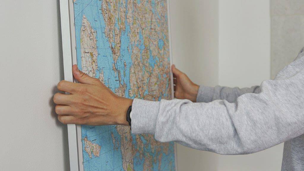 Kartan saa halutessaan valmiiksi kehystettynä. Pienemmät karttatulosteet voi tilata mustissa puukehyksissä, kun taas isokokoiset tulostetaan kapalevylle ja kehystetään metallikehyksillä.