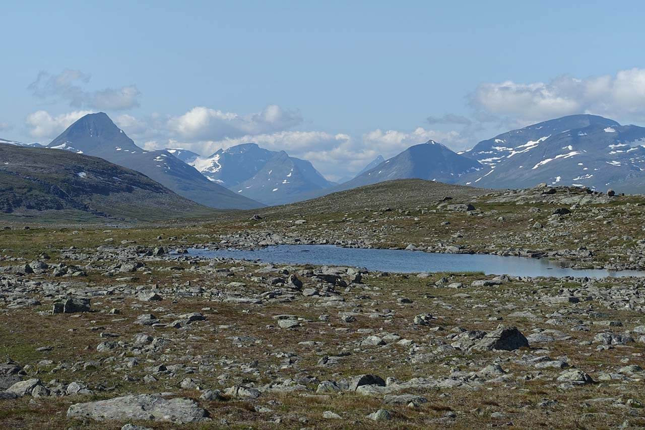 Vasemman laidan Bárrás, yli 1400-metrinen tunturi, hallitsee maisemaa terävällä muodollaan. Kuva: Jouni Laaksonen.