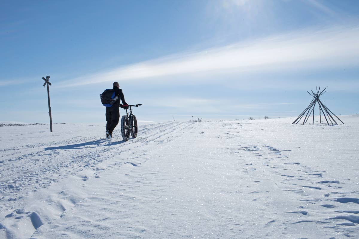 Talvipyöräilijä taivaltaa keskellä Käsivarren erämaata, ikivanhaa joikumaata