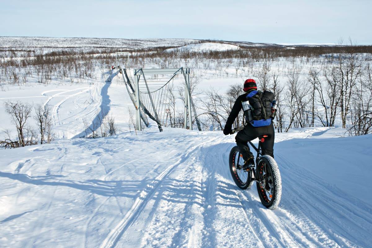 Torisenon riippusilta on huonokuntoisena käyttökiellossa. Joen ylityksen mahdollisista sulapaikoista kuultiin varoituksia jo Kilpisjärvellä