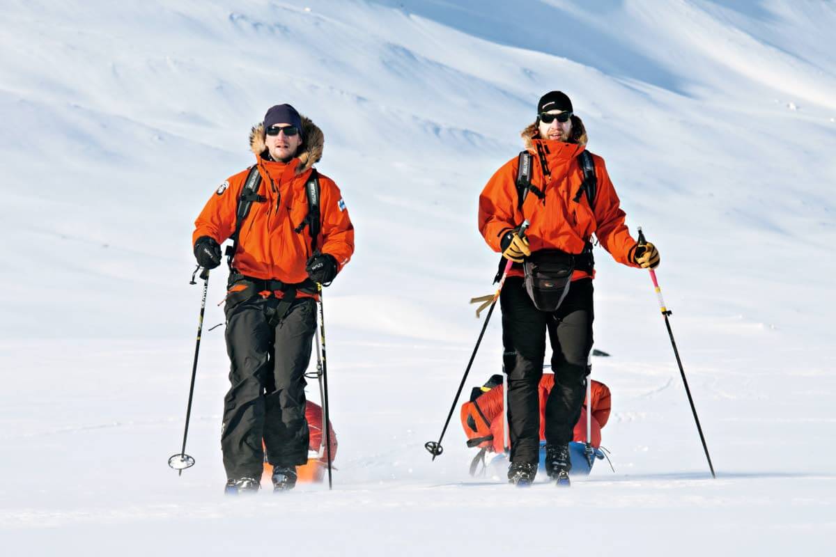 Smájllájåhkå (850 m). Tunturioppaiden Thomas Wikström ja Jaakko Heikka tyylinäyteet syvällä Sarekin sydämessä. Kyllä näissä maisemissa kelpaa hiihdellä vaikka työkseenkin