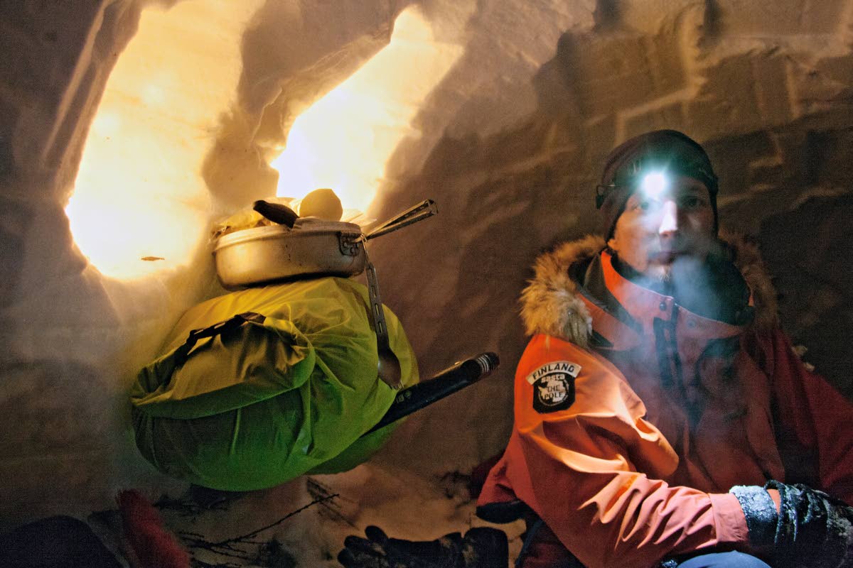 Bietsjávrre (645 m). Talvivaelluksen viimeistä maastoyöpymistä juhlittiin kaivamalla lumiluolat Pietsajauren paksulumiseen rantapenkkaan.