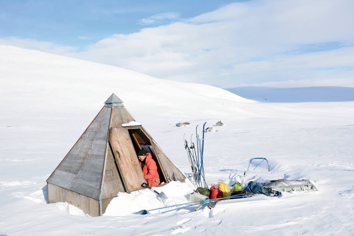 Tuuli oli tyyntynyt ja aurinko räkötti, kun heräsimme Láirevàggin saamelaisten kesäkylässä