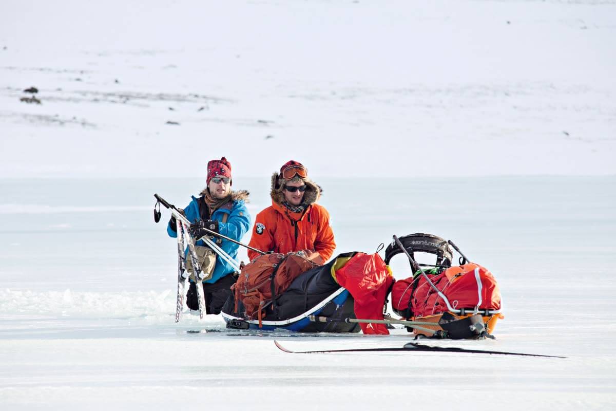 Harkinta ja paannejää ovat pettäneet. Ankarissa talvivaellusolosuhteissa läpimäräksi kastuminen voi laukaista vaarallisen ja pahimmillaan kohtalokkaan tapahtumaketjun. Tilanteeseen kannattaa varautua ja sitä voi harjoitella etukäteen