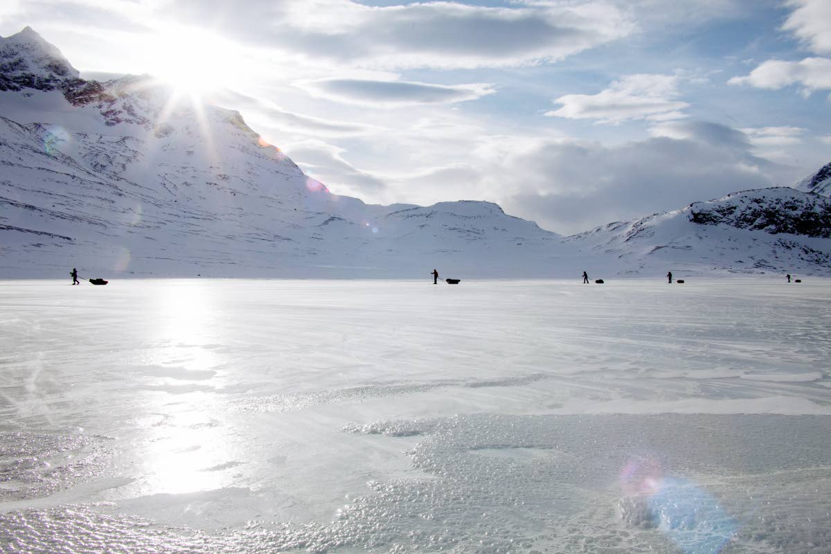 Vuojnesluobbala. Paljaat paannejäät voivat tunturijärvillä tarjota houkuttelevia reitinvalintavaihtoehtoja varsinkin myötätuulella