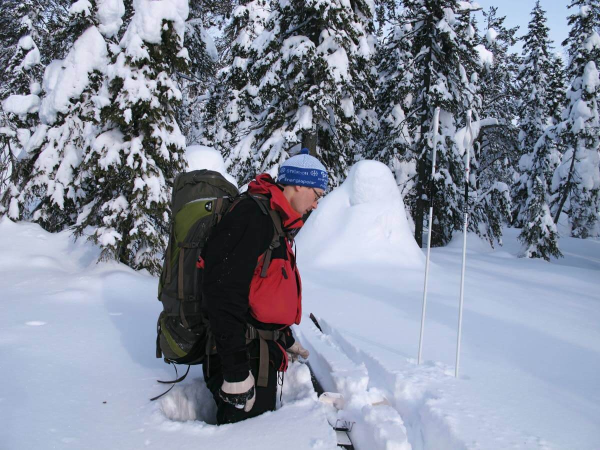 Sama paikka, sama aika. 280-senttisellä metsäsuksella ei uppoa kuin nilkkaan asti ja hiihtäminen on keveää.