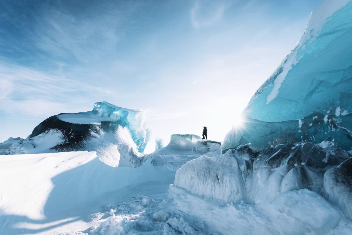 Keväinen auringonvalo kuultaa suurten jäälohkareiden läpi, ja koko itärannikko on kuin jääplaneetta.