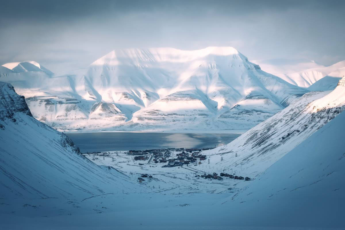 Longyearbyenin kaupungin ulkopuolelle lähtiessä tarvitsee aina aseen mukaansa jääkarhujen varalta