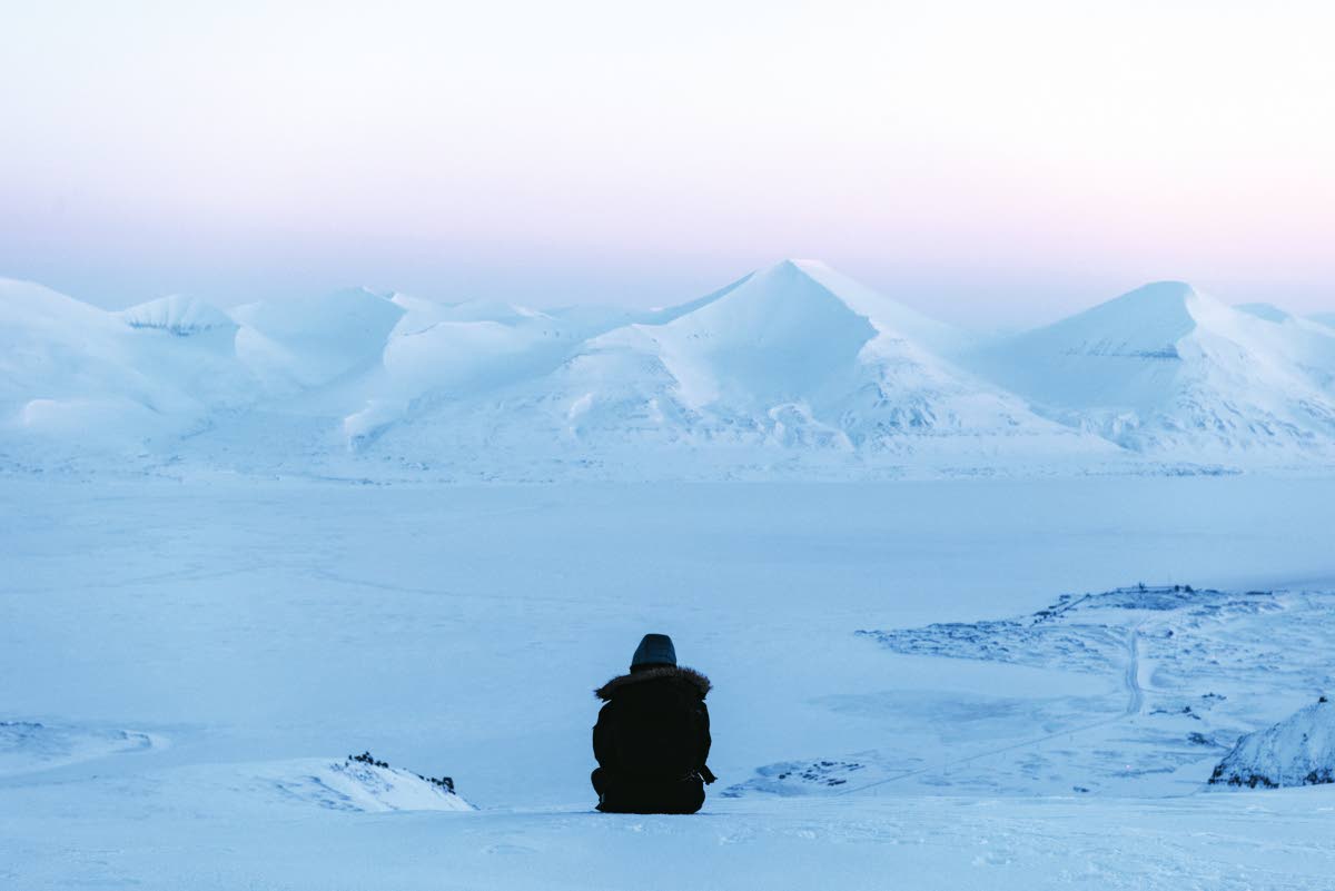 Vaaleanpunaisia sävyjä ja lumihuippuisia vuoria haluaisi tuijottaa illan pimentymiseen saakka, jos vain pakkanen ei olisi niin pureva