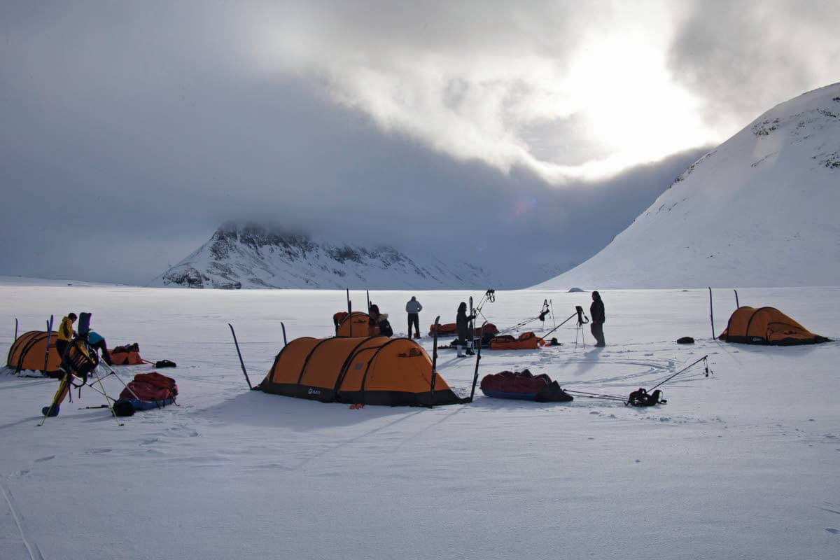 Lumiharkkojen saumoista ja niiden läpi igluun tihkuva sininen päivänvalo aikaansaa lumoavan tunnelman
