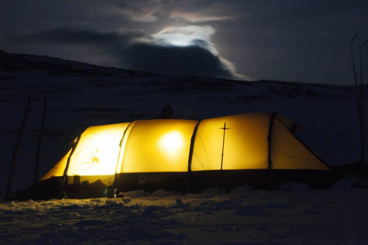 Valomaisemat vaihtelivat nopeasti nelosleirissä Sylarna-tuntureiden syleilyssä,Hiihtovaelluksellä Karoliinien reitillä yövyttiin telttojen lisäksi myös lumiluolassa ja iglussa