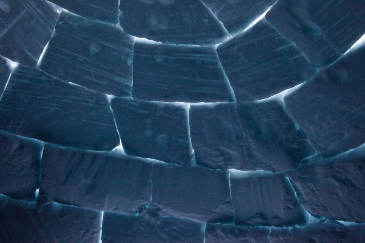 Kolmosleirin komea kuutamo vetäytyi keskiyöllä synkkään pilviverhoon.