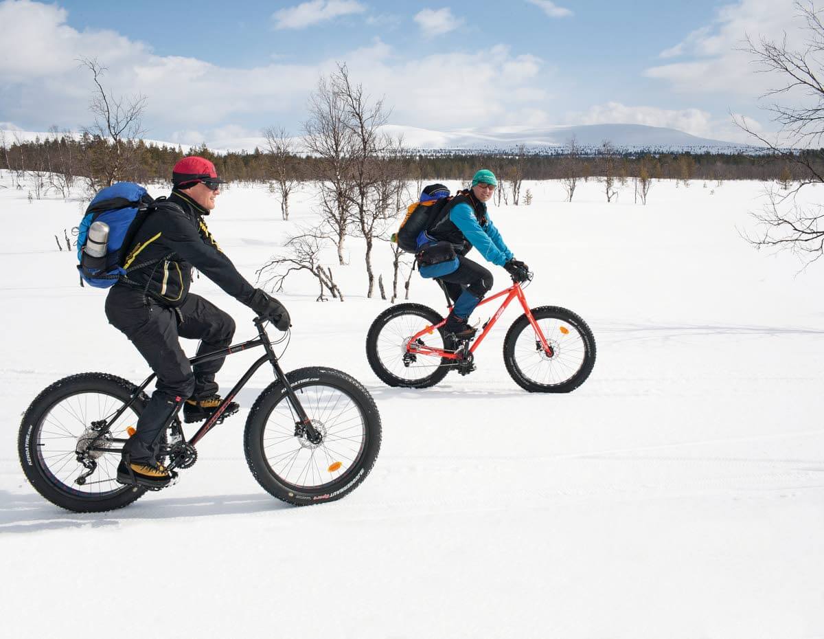 Talvipyöräilijät nauttivat henkeäsalpaavista maisemista Siosjärven tietämillä Ounastuntureiden länsipuoleisessa erämaassa. Jos elämällä ei todellakaan ole muuta tarjottavaa kuin tällaista – niin kyllä kelpaa