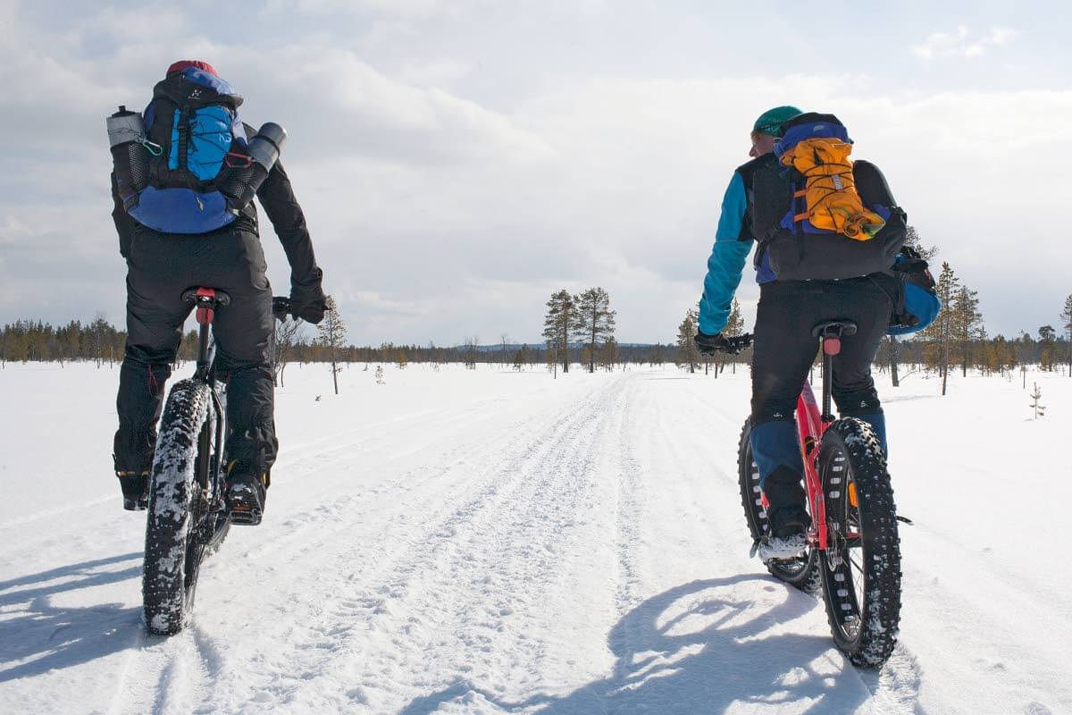 Taival taittuu Ounastuntureiden länsipuolella Rautuvuomassa Hetan ja Muonion välisellä moottorikelkkareitillä kohti etelää. Tuuleton hautova ilma enteilee lämpimiä lähipäiviä ja upottavia suojakelejä kelkkareiteille