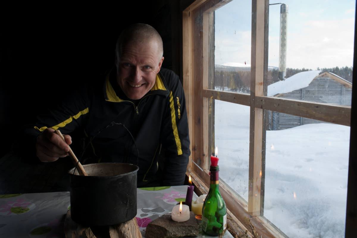 Osasto läskipyörä on lähtövalmiina Vuontisjärven kämpällä pyörämarssin viimeiselle etapille kohti Äkäslompoloa