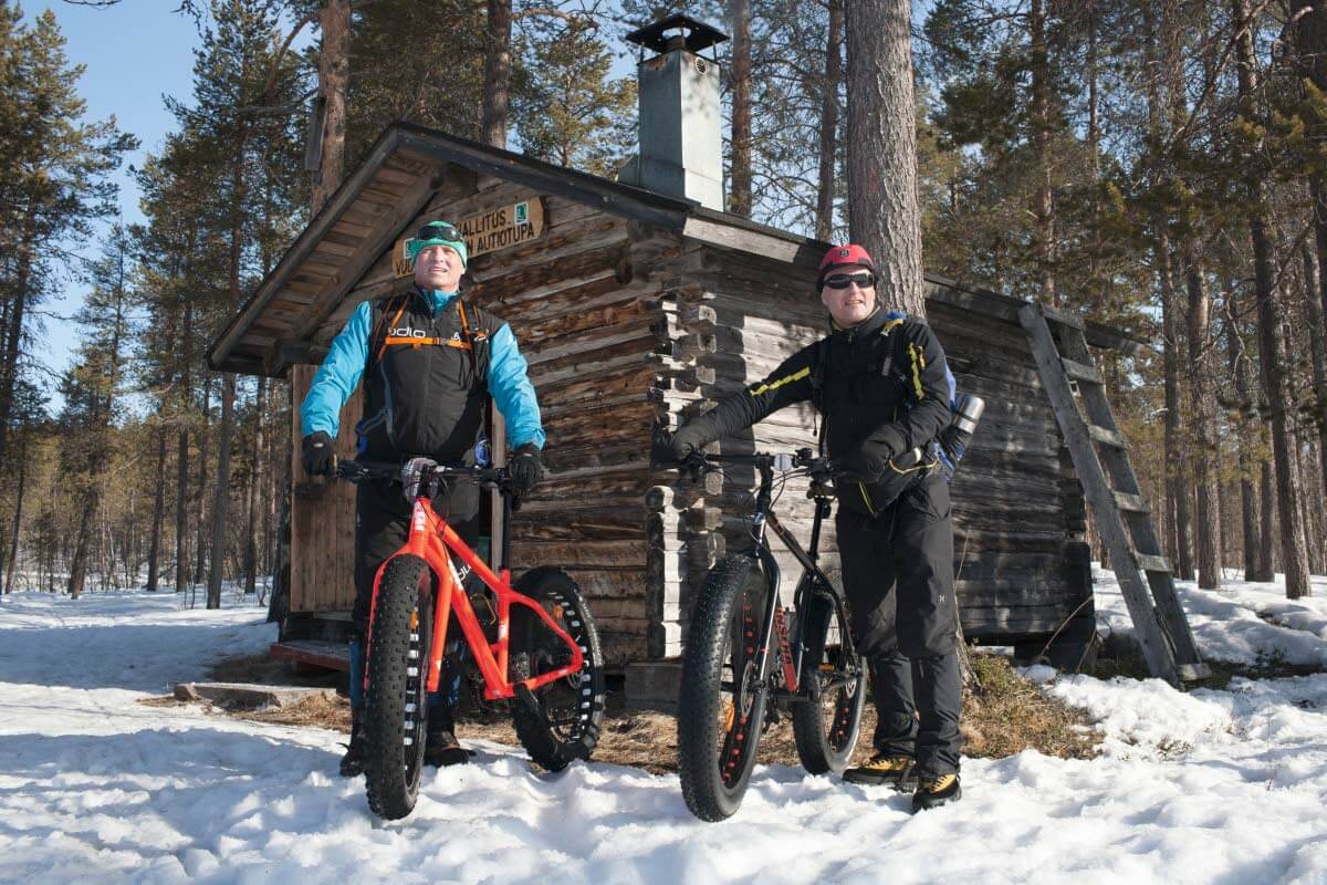 Pallaksen silmiä hivelevän kauniit kerot siintävät Vuontisjärven takana horisontissa kuin valkoiset helmet Taigametsän Kuningattaren kaulanauhassa.
