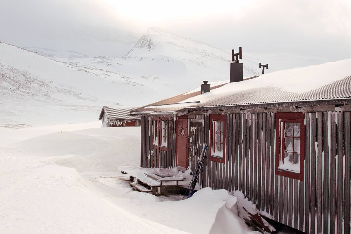Helagsin tunturiasema tarjoaa mukavaa majoitusta. Kevään suosituimmilla viikoilla peti kannattaa varata etukäteen