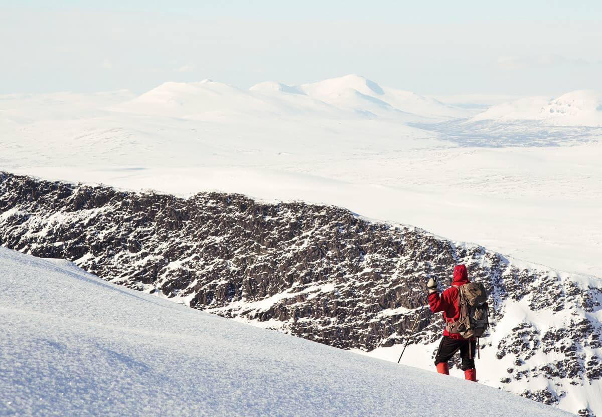 Helagsin ylärinteiltä avautuu hulppeita näkymiä. Pohjoisessa maisemaa hallitsevat Sylarnan huiput
