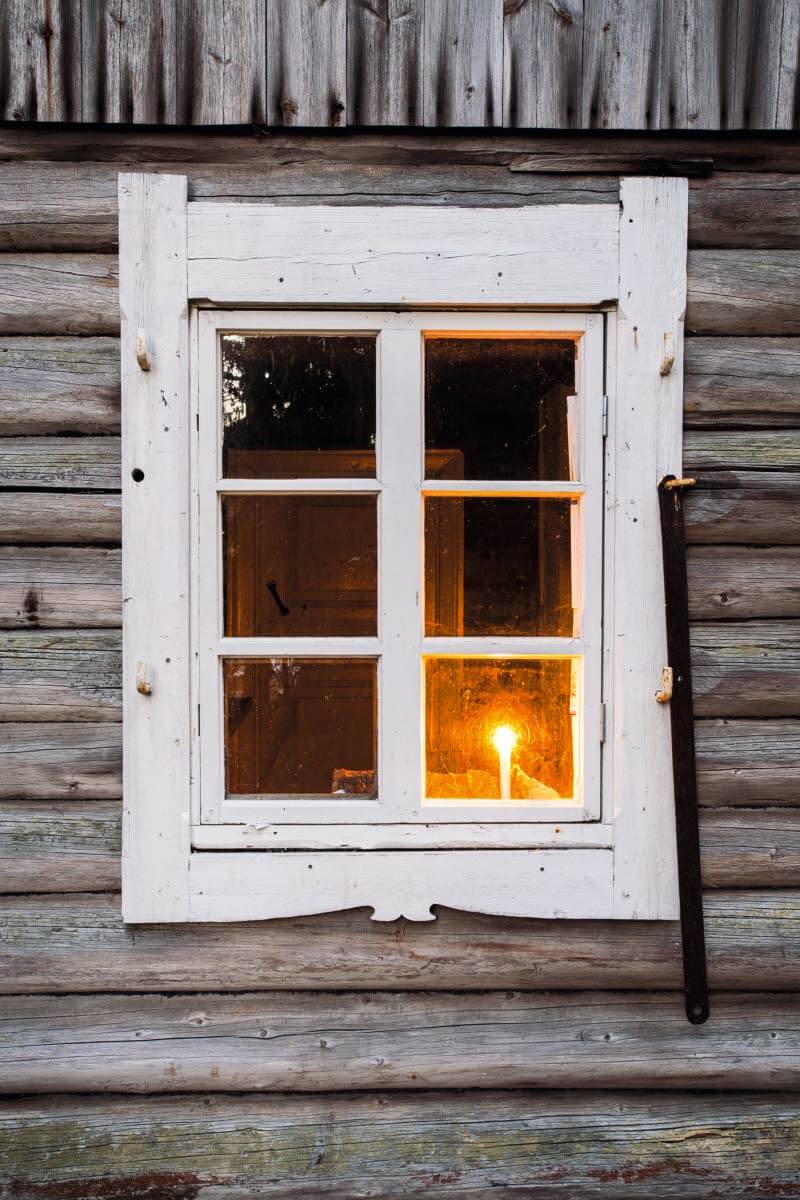 Moronvuoren päivätuvan ikkuna. Kerrotaan, että tupa on entinen niittypirtti