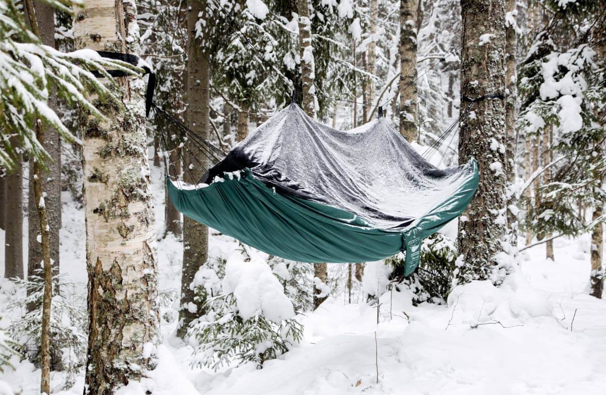 Riippumatto Moronvuoren päivätuvan pihapiirissä lumisen ja tuulisen yön jälkeen. Hyvin nukutti.