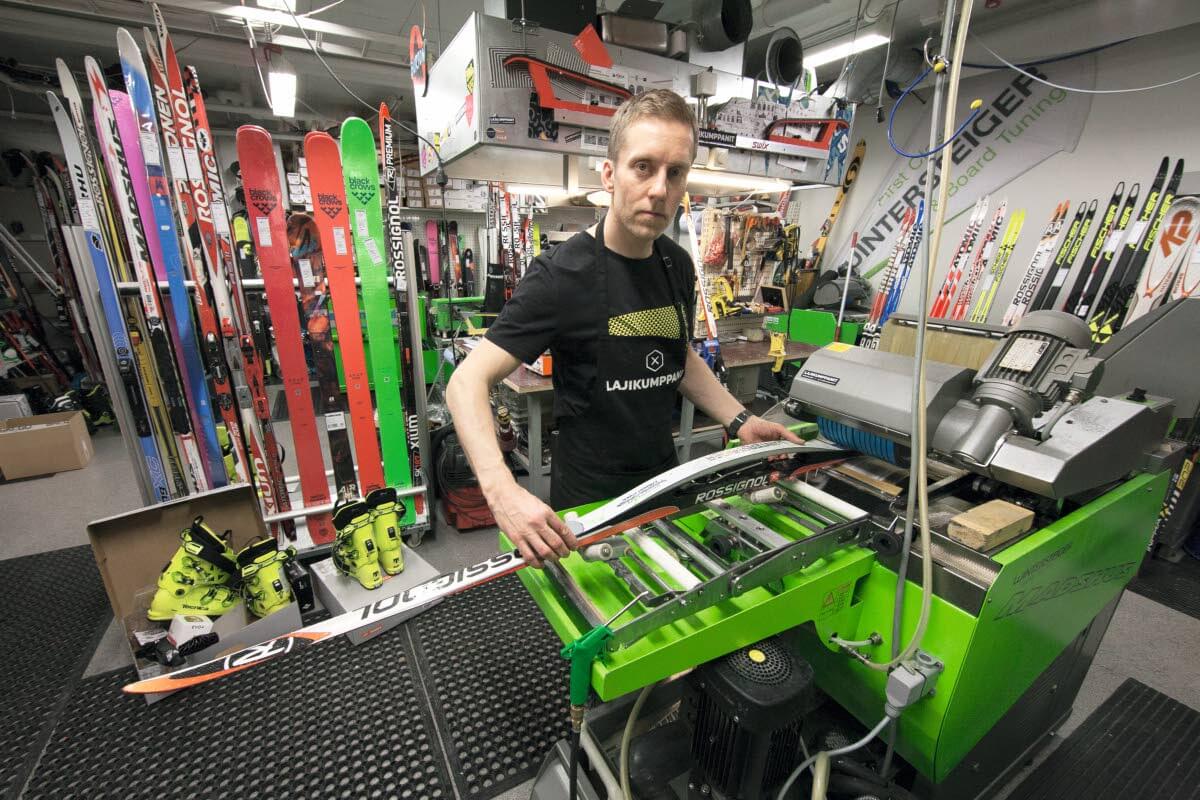 Miika Uusitalo harmittelee, että monet laittavat hiihtokauden jälkeen sukset likaisina varastoon.