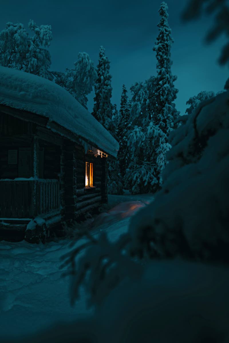 Eikä meinannut Punaisenhiekan autiotupakaan lämmetä. Joku oli unohtanut puuvaraston oven auki...