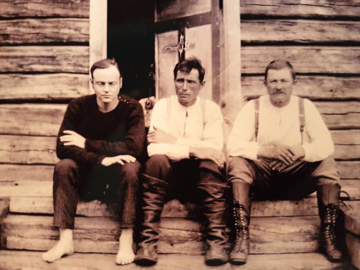 Moskun talon portailla 1920-luvulla otettu kuva. Vasemmalla kenraali Wallenius, keskellä Mosku ja oikealla Pyhä Selmi. Kuva: Tapani Hietasen kotialbumi.