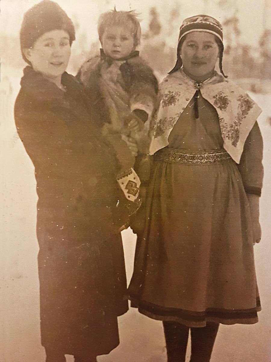 Moskun pihalla 1930-luvun alussa otettu kuva. Mari Tanhua on vasemmalla Antti-poika sylissään ja oikealla naapurin emäntä Elsa Lusma. Antti-poika kuoli samana keväänä keuhkotautiin. Kuva: Tapani Hietasen kotialbumi.