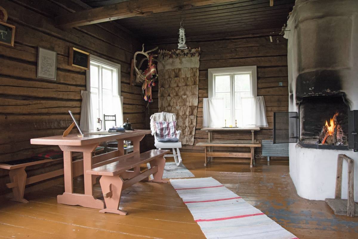 Moskun pirtti oli aikoinaan talonväen, jätkien ja kulkumiesten kansoittama. Kuva: Raija Hentman.