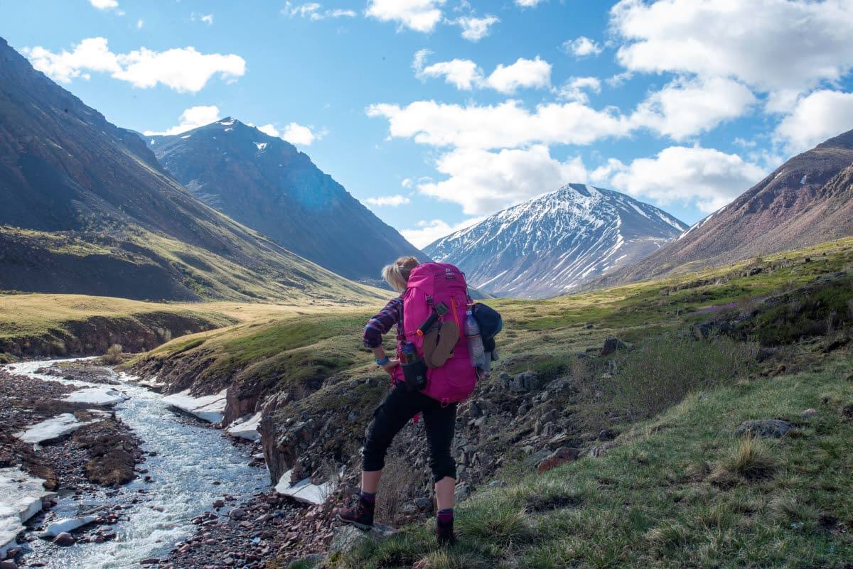 Sää oli vaihtelevaa. Välillä satoi kylmää tihkua, silloin tällöin kaatamalla. Seuraavassa hetkessä aurinko saattoi porottaa kirkkaalta taivaalta ja oli kaivettava sortsit esiin
