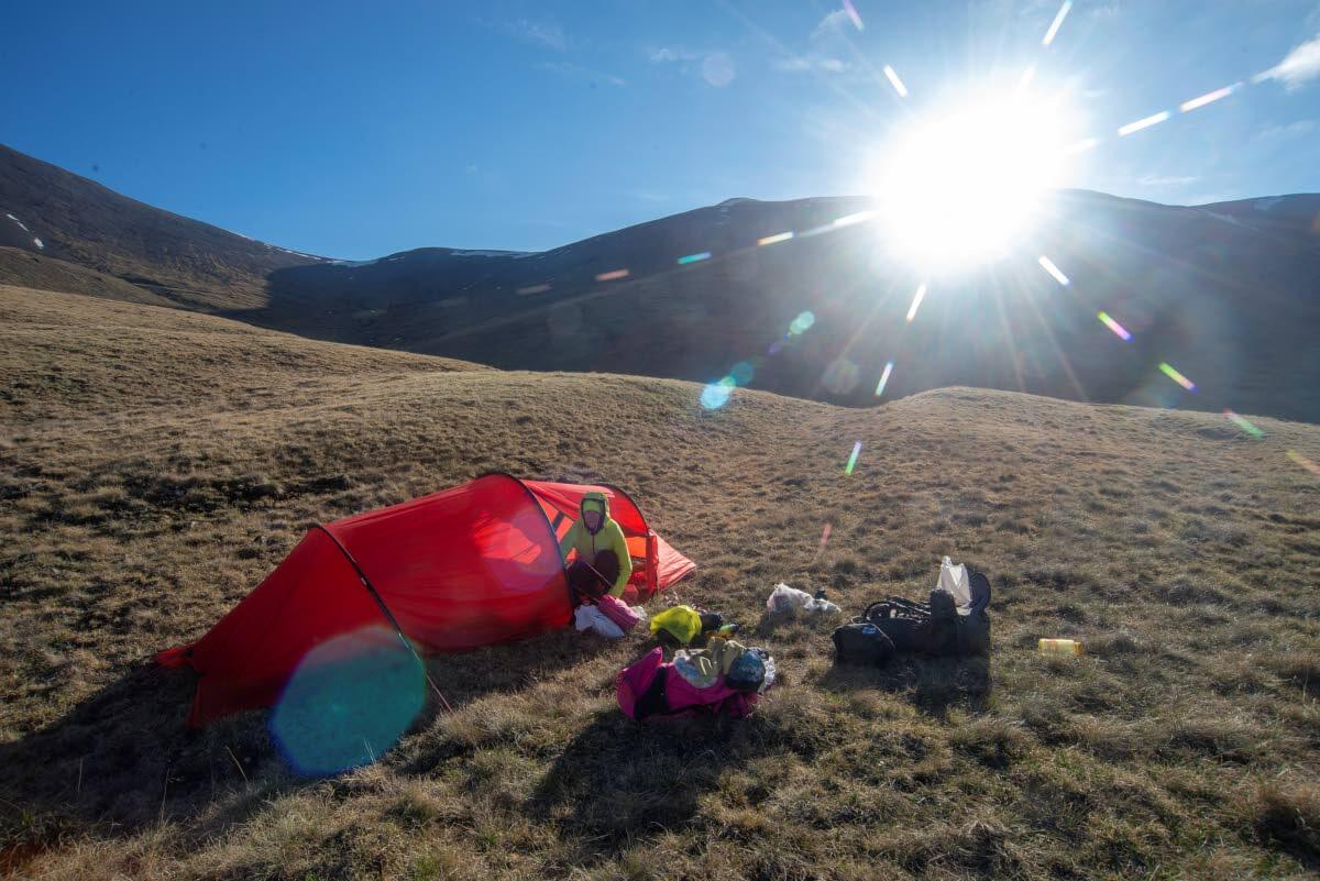 Omatoiminen vaellus on Mongoliassa periaatteessa sallittua, mutta vaellusluvan hankkiminen paikan päältä voi olla hankalaa. Kannattaa varata pari päivää ylimääräistä luvan hankkimiseen.