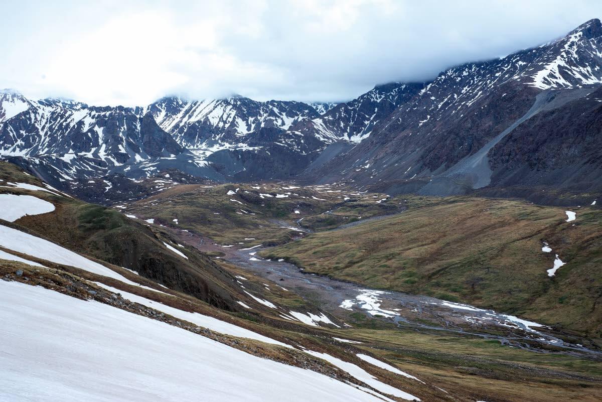 Altain huiput kohoavat Luoteis-Mongoliassa yli neljään tuhanteen metriin. Lumiläikkiä löytyy alemmiltakin rinteiltä vielä pitkälle kesään
