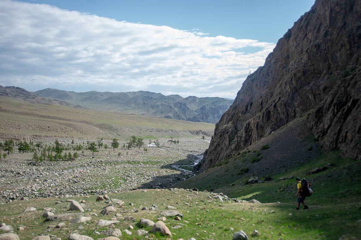 Mongolian maasto on helppokulkuista. Aluskasvillisuutta ja metsiä on vähän, ja reitin voi nähdä pitkälle eteenpäin