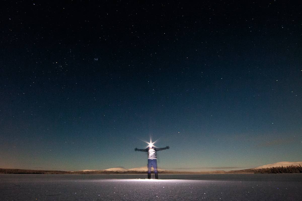 Puolen hehtaarin metsässä on tietoisuusvoimaa. Kuu, tähdet ja koko universumi ovat aivan käden ulottuvilla. Hietalahti, Pallasjärvi, Kittilä