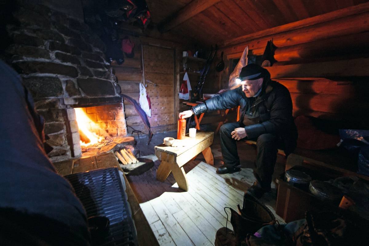 Puolen hehtaarin metsän hiljaisissa pikku kämpissä vallitsee vilpittömyys. Kiireen äänet eivät sinne kanna. Hunajaa saa syödä ihan rauhassa. Aittalahti, Pallasjärvi, Kittilä.