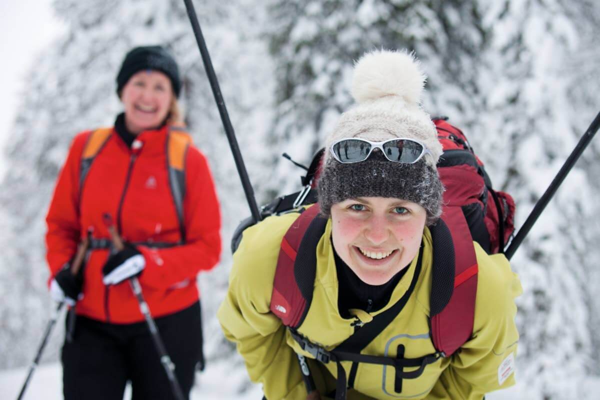 Hiihtourheilun kehityksen myötä erähiihtoperinteeseen pohjautunut luonnonlatujen murtomaahiihto muuttui latujen vähitellen parantuessa maastohiihdoksi. Kuva: Sauli Herva.
