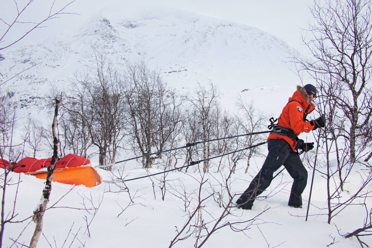 Talven hiihtovaellukselle lähdettäessä varusteet voi pakata joko rinkkaan selässä tai perässä vedettävään ahkioon. Kuva: Sauli Herva.