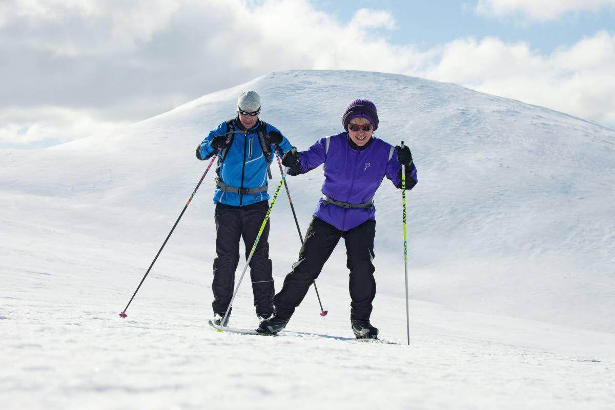Hankihiihto on maastohiihdon erikoislaji, jota harmittavan harvat pääsevät nykyään enää kunnolla kokemaan. Syy tähän on yksinkertaisesti se, että nykyihminen on ehtinyt siirtyä kesäaikaan jo ennen kuin parhaat hankikelit edes ilmaantuvat. Kuva: Sauli Herva.
