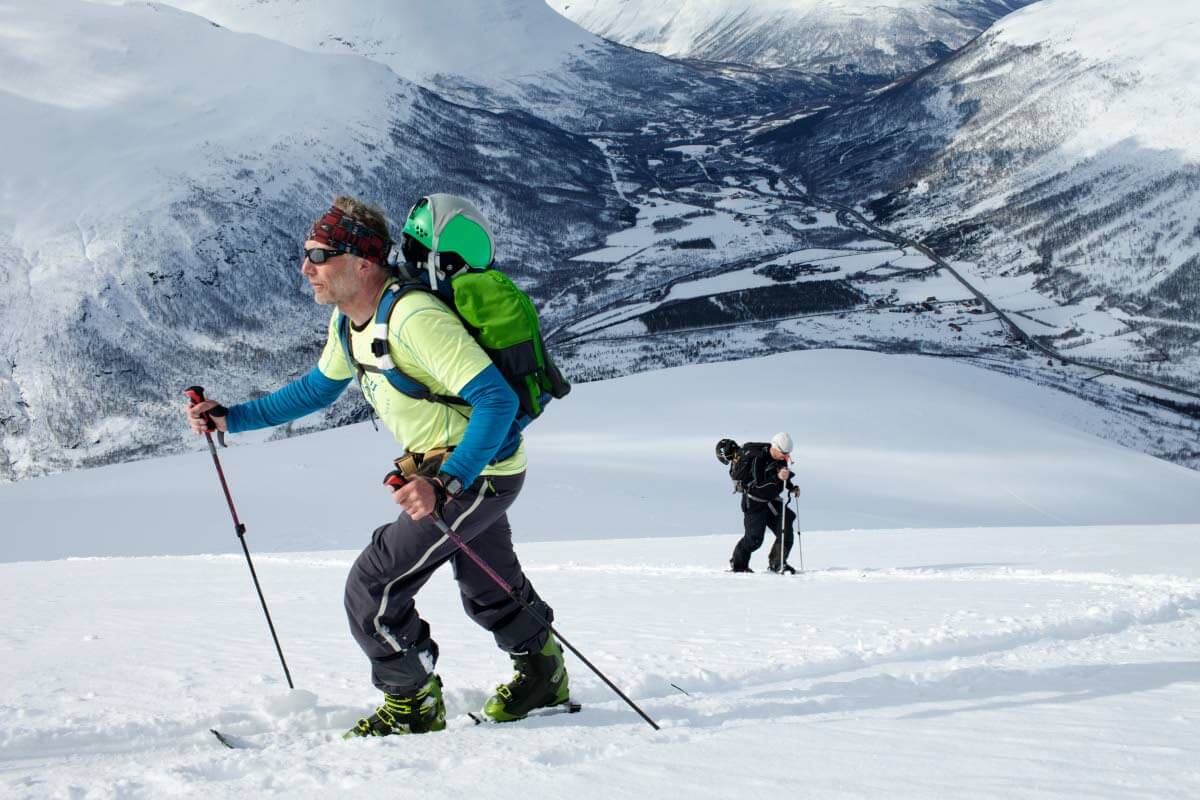 Hieman kärjistäen voi sanoa, että vuoristohiihtäjä hakeutuu tietoisesti luonnonolosuhteisiin ja maastoihin, joihin tietyissä tilanteissa voi liittyä jopa hengenvaarallisia riskejä, kuten lumivyöryjä ja railoja. Kuva: Sauli Herva.