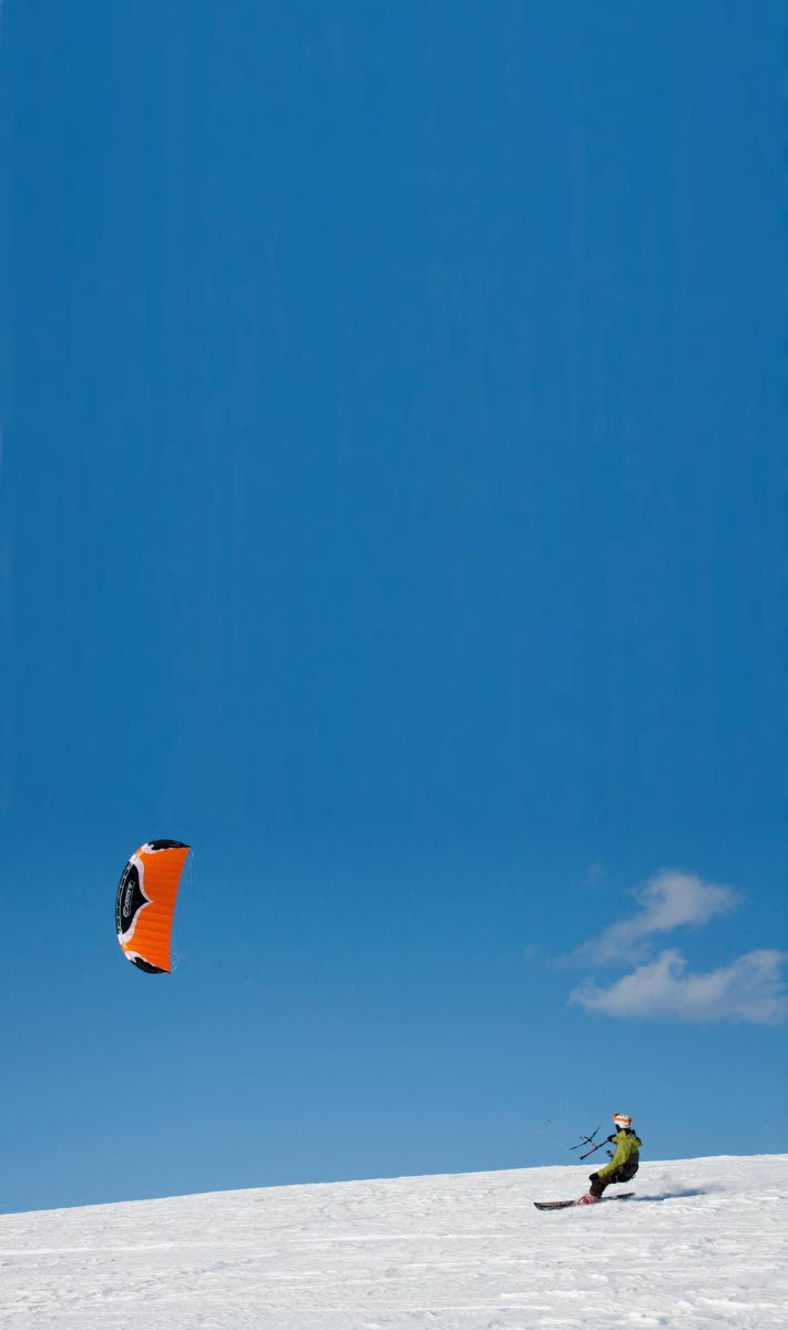 Leijahiihto yhdistää purjehduksen ja hiihdon – molempien vahvoja puolia korostaen. Kuva: Sauli Herva.