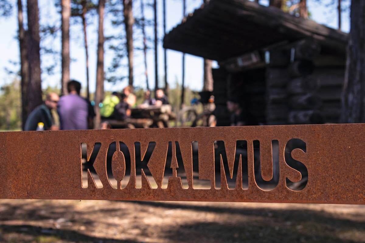 Kokalmuksen kierros (14 km) järvimaisema on Hossan parasta antia. Muista reiteistä poiketen kierros alkaa Hossalaislampien parkkipaikalta, jonne on Luontokeskukselta nelisen kilometriä. Koko 14 kilometrin reitti seurailee rantaviivaa huipentuen Hoiluansärkän harjupolulle. Tulistelupaikkoja on parin kilometrin välein ja kirkasvetisiä uimapaikkoja sitäkin tiuhemmassa.