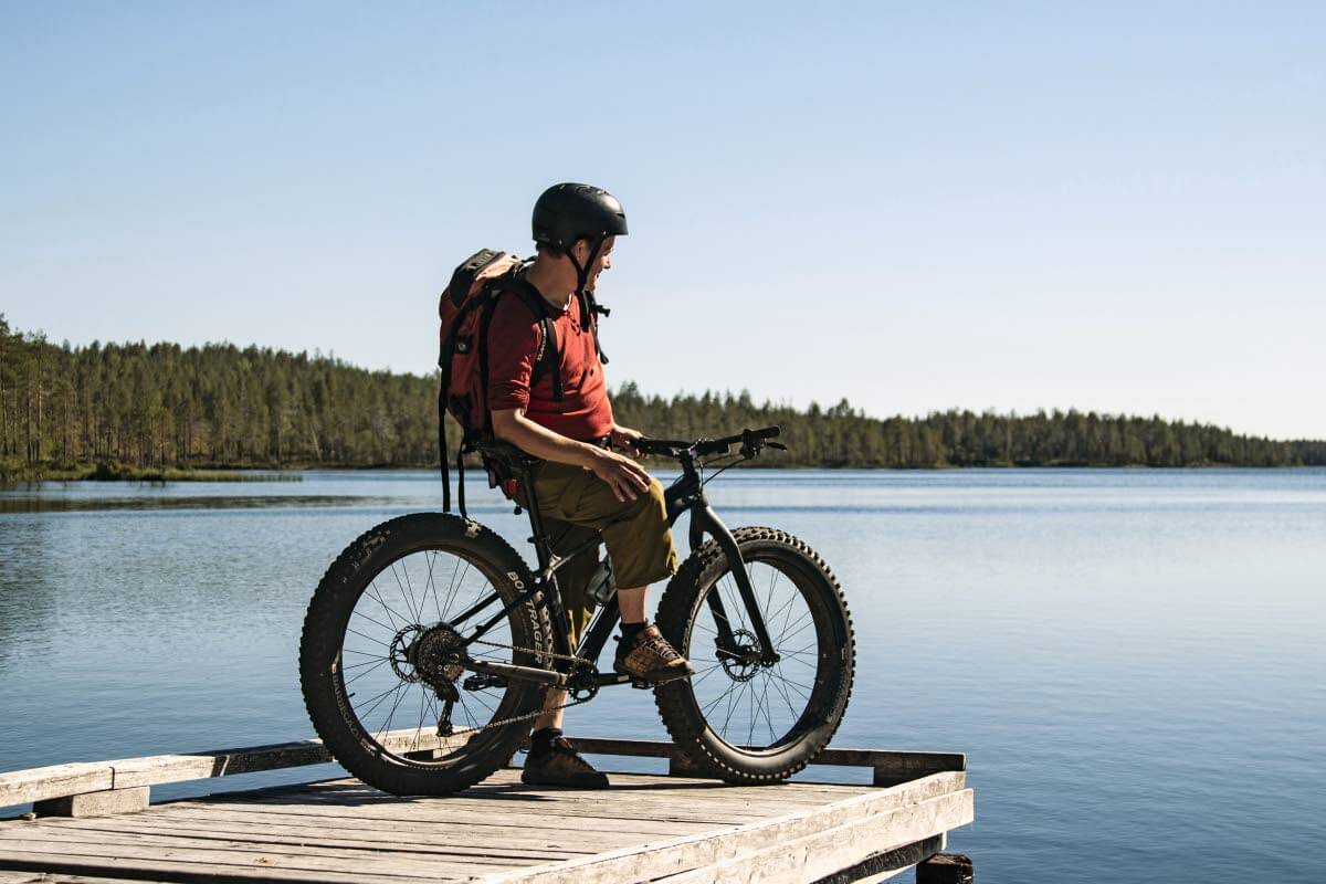 Pitkä-Hoiluan rannalta avautuva levollinen järvimaisema on tyypillistä Hossaa.