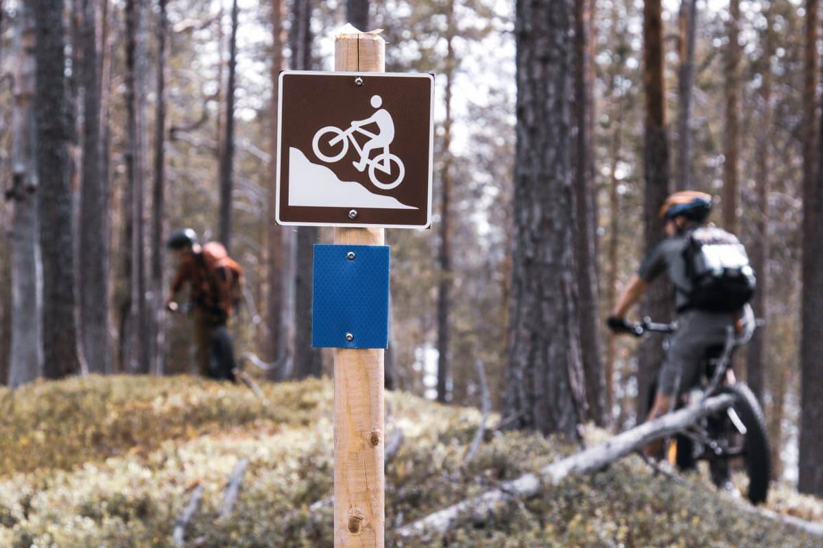 Tuoreet reittimerkit opastavat pyöräilijää Hossan poluilla. Kuva: Tapani Leppänen.