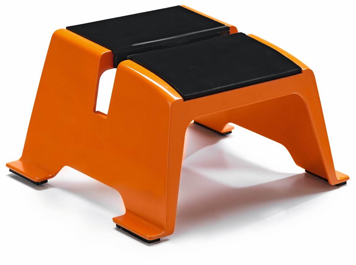 Pukit on muotoiltu siten, että suksen taipuessa ne ikään kuin kiilautuvat alustaansa.