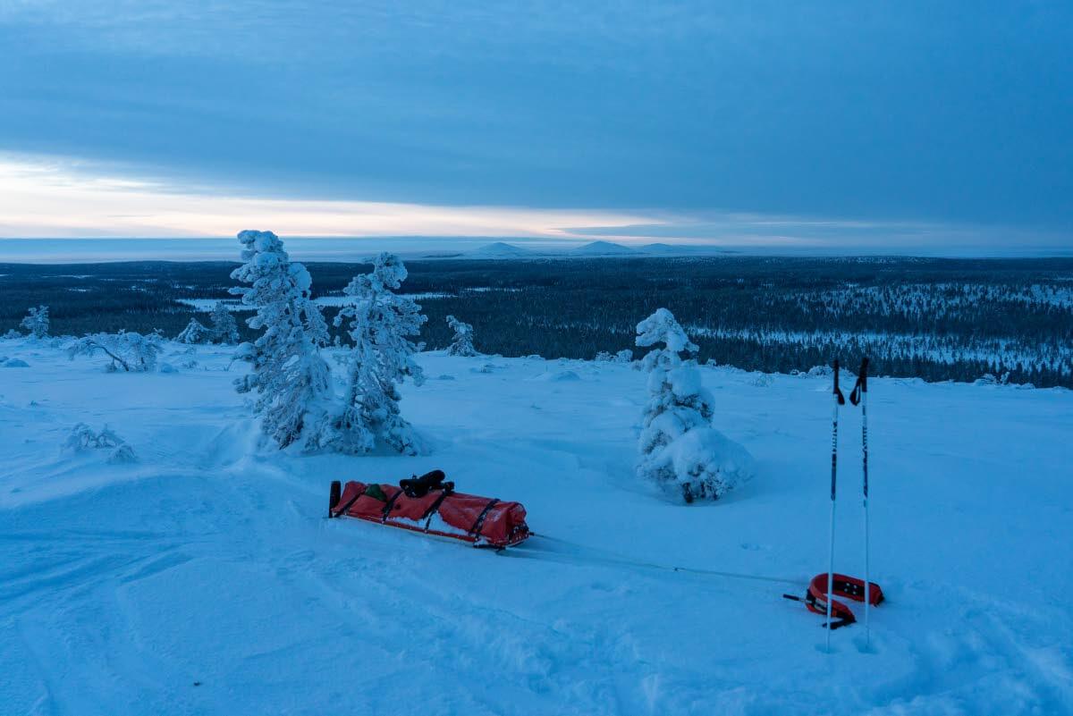 Somas-ahkiot tehdään tilaustyönä ja ne ovat yksilöllisiä. Perusmalleja on viisi, joista pienin sopii lähiretkeilyyn tai pienen ryhmän kakkosahkioksi. Sopivan koon, mallin ja yksityiskohdat voi valita omien tarpeidensa mukaan. Samoin ahkion värit ja jopa pulkan ja peitteen materiaalit on valittavissa. Kuva: Sampsa Sulonen.