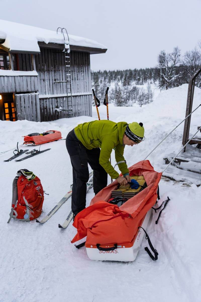 Omaa ahkiota hankkiessa kannattaakin miettiä omat tarpeet ja käyttötavat. Ratkaiseeko valintaasi kuljetuskapasiteetti, keveys tai tukevuus? Missä hiihdät, millaisia päivämatkoja ja retkeiletkö yksin vai ryhmässä? Kuva: Sampsa Sulonen.