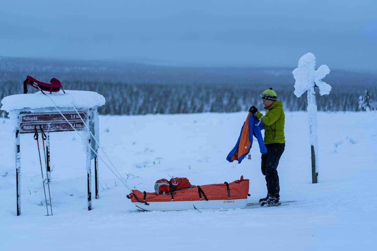 Somas-ahkion vetoaisoissa kuorena on vahva lasikuituputki ja sen sisällä ohut teräsvaijeri. Veto toimii vaikka aisan onnistuisi katkaisemaan. Aisat kiinnittyvät pulkkaan ja vetovyöhön välyksettömästi. Aisat on helppo irroittaa kuljetusta tai varastointia varten ilman työkaluja. Hiihtäjän kaaduttua hankeen ahkiosta on helppo irroittautua parilla pienellä kädenliikkeellä. Kuva: Sampsa Sulonen.