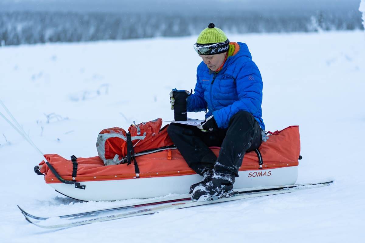 Ahkio on maapallon pohjoisilla alueilla perinteinen kuljetusväline ihmisten ja tavaroiden kuljetukseen. Ahkiota veti ensin poro ja sittemmin hiihtäjä. Suksien ohella ahkioita kiskotaan yhä useammin myös lumikengillä tai liukulumikengillä. Kuva: Sampsa Sulonen.