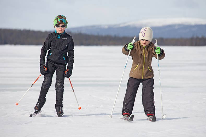 Sadoille tuhansille suomalaisille jäähiihtoareenat aukeavat ihan kotiovelta. Kuva: Sauli Herva.