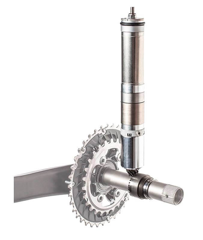 Vivax Assist on se moottori, jota kilpapyöräilyssä kutsutaan dopingiksi. Satulaputkeen sijoitettava asennussarja ei ole ainakaan toistaiseksi minkään runkovalmistajan valikoimassa. Vivax painaa vain 1 800 g ja antaa polkimille 100 watin lisätehoa